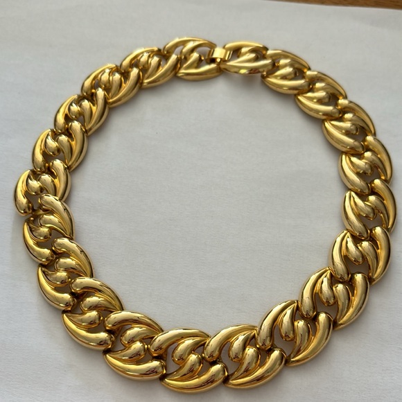 Stunning Gold Tone Fancy link 17” Collar Statement necklace 3/4” wide - Picture 4 of 5
